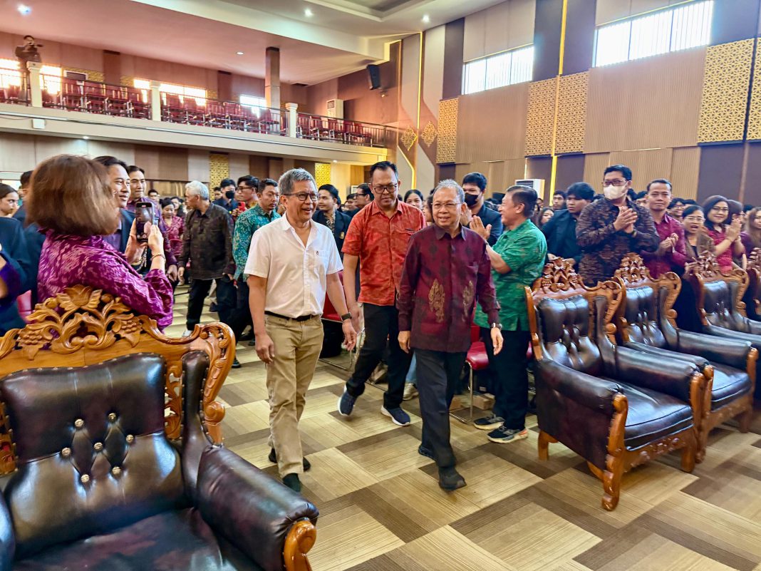 Angkat Narasi Kopi Arak, Rocky Gerung Pukau Ribuan Mahasiswa UNMAS Denpasar