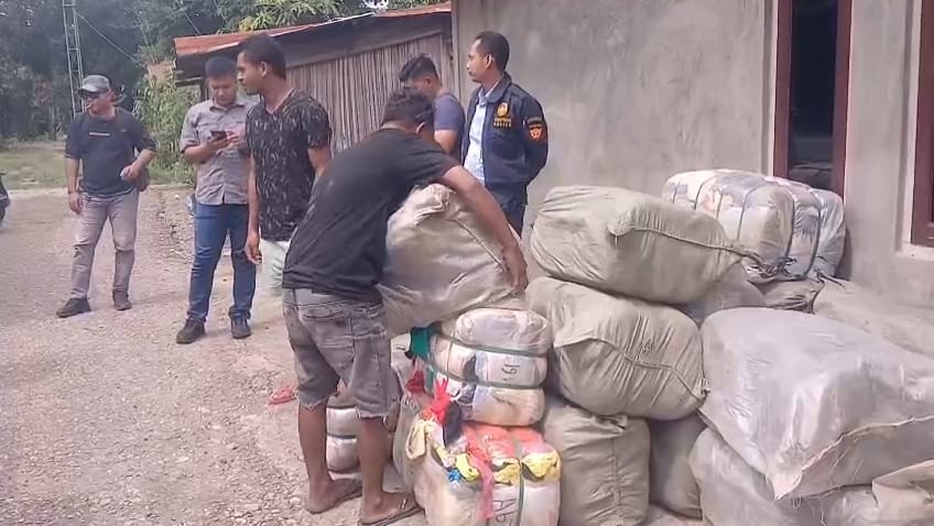 Intel Kodim 1605/Belu Gagalkan Penyelundupan 16 Balpres Pakaian Bekas di Tastim