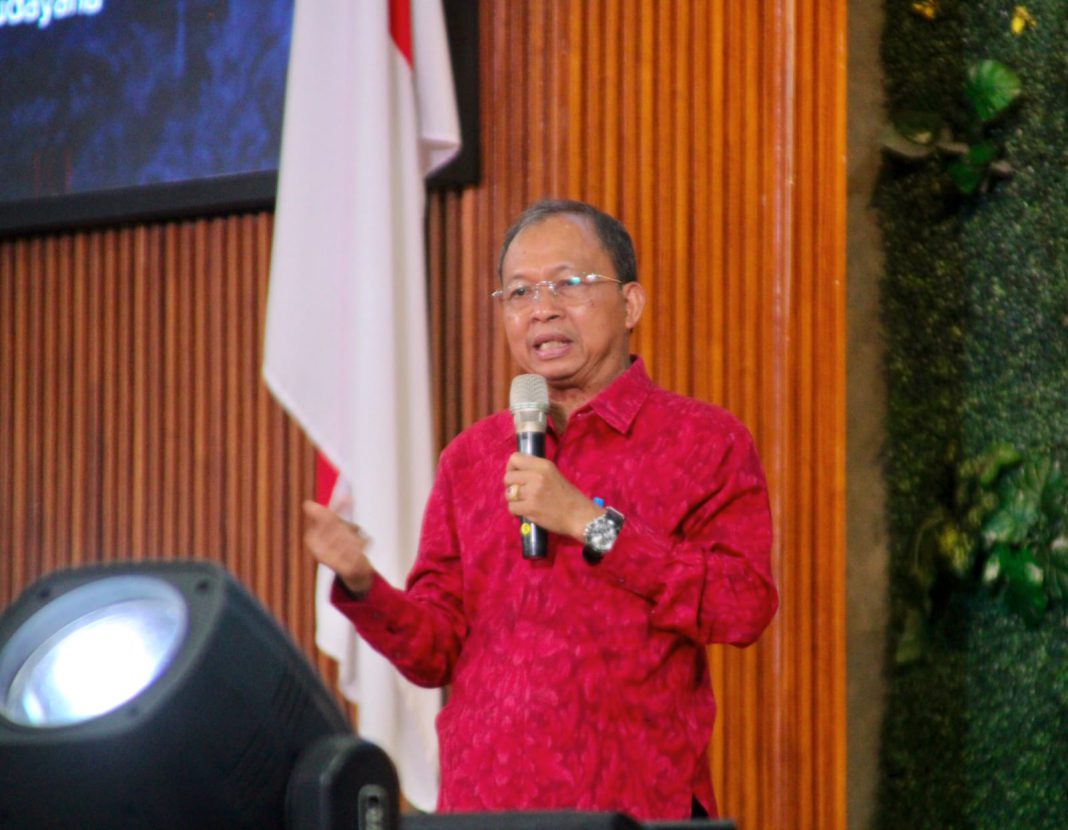 Diskusi Publik “Sang Pewahyu Rakyat” di UNUD, Gubernur Wayan Koster Jabarkan Program 1 Keluarga 1 Sarjana
