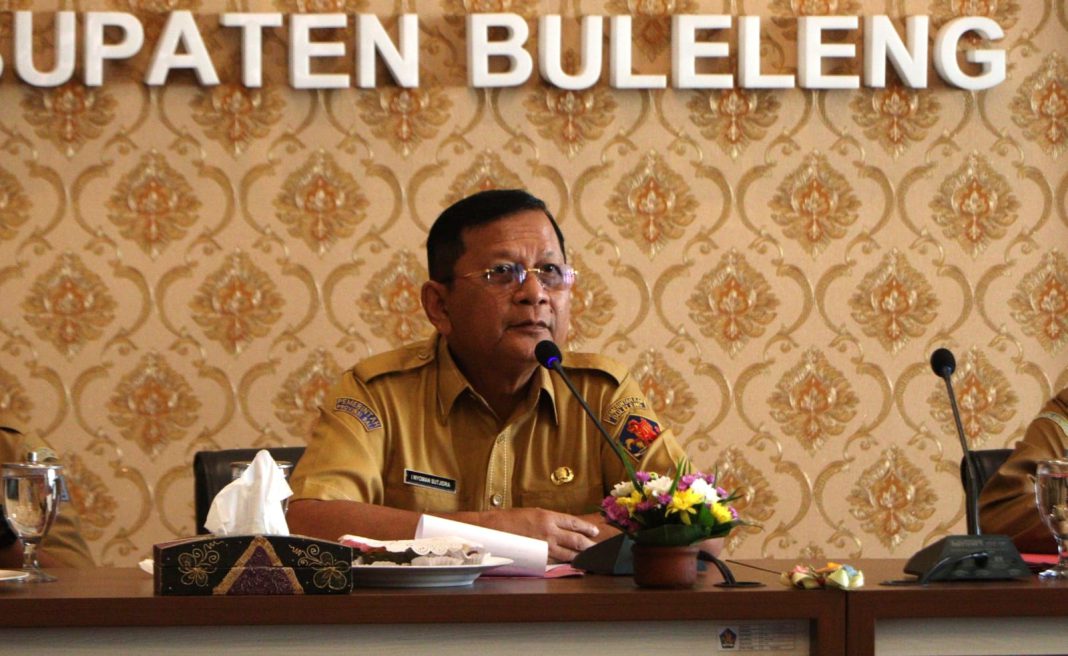 Bupati Sutjidra Serahkan Hibah Rp 13,8 Miliar untuk Desa Adat dan Subak se-Buleleng