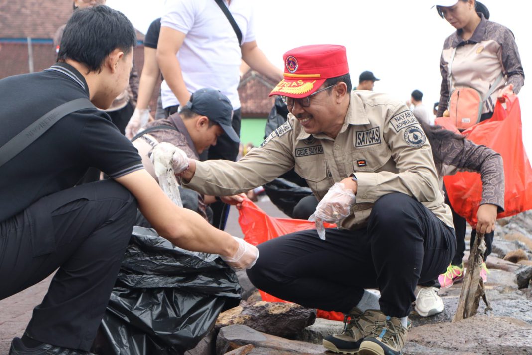 Sekda Suyasa Pimpin Bakti Resik Serentak dari Pantai Pengastulan