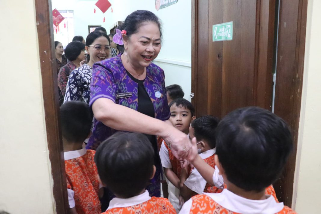 Kunjungi Sekolah, Ny. Wardhany Sutjidra Tekankan Penguatan Karakter Bersih dan Sehat