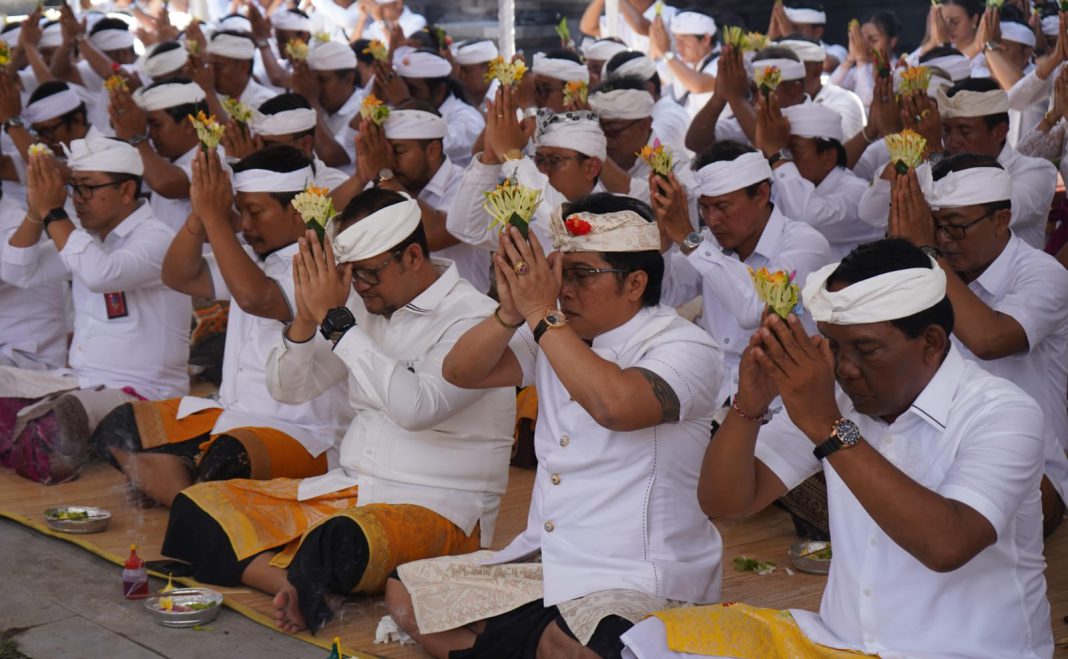 Wagub Bali Nyoman Giri Prasta Ngayah dalam Rangkaian Karya di Pura Puseh Desa Adat Kuta