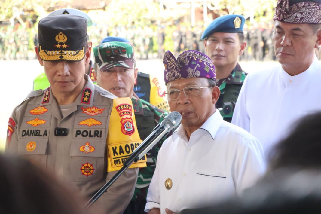 Pimpin Apel Pasukan Bersama Kapolda, Gubernur Koster Ingin Bali Tetap Aman dan Kondusif