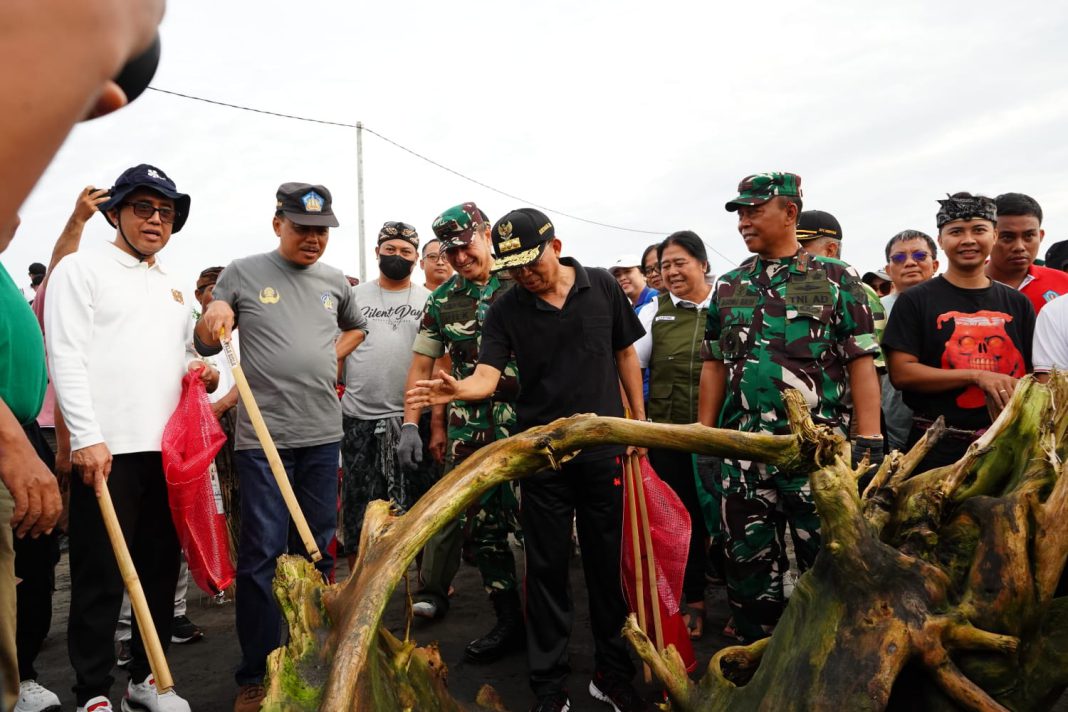 Gubernur Koster Pimpin Gerakan Bersih Sampah, Total 27.500 Warga se-Bali Turun ke Lokasi