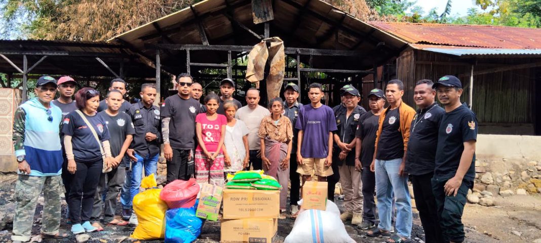 Komunitas Sobat Belu Ulurkan Tangan, Bantu Ringankan Beban Korban Kebakaran di Fatubenao-Belu