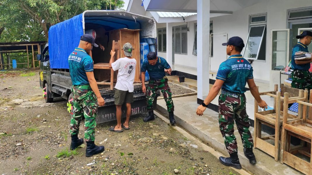 Satgas Pamtas RI-RDTL Pos Kewar Bantu Bantu Pindahan ke Pustu Baru