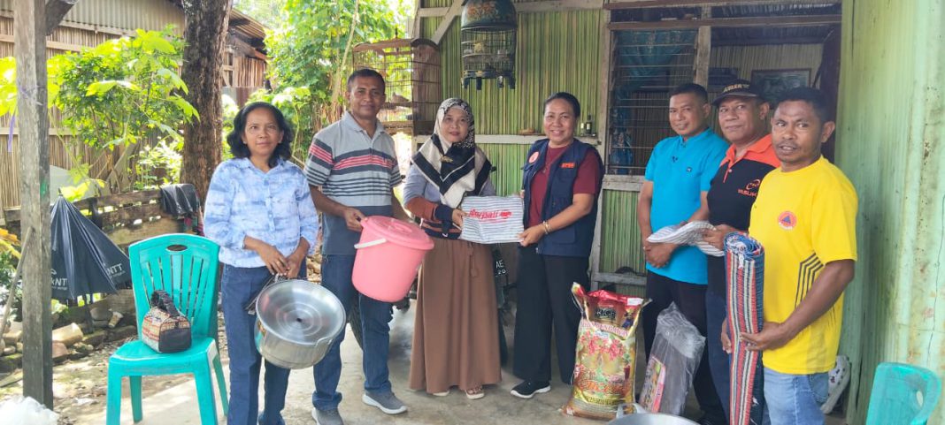 Kepala BPBD Belu Serahkan Langsung Bantuan bagi Korban Kebakaran di Kompleks Makodim Belu