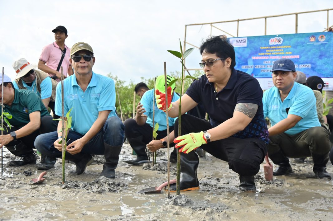 Apresiasi HUT SMSI ke-9, Wagub Giri Prasta Ikut Berkubang Lumpur Tanam Mangrove
