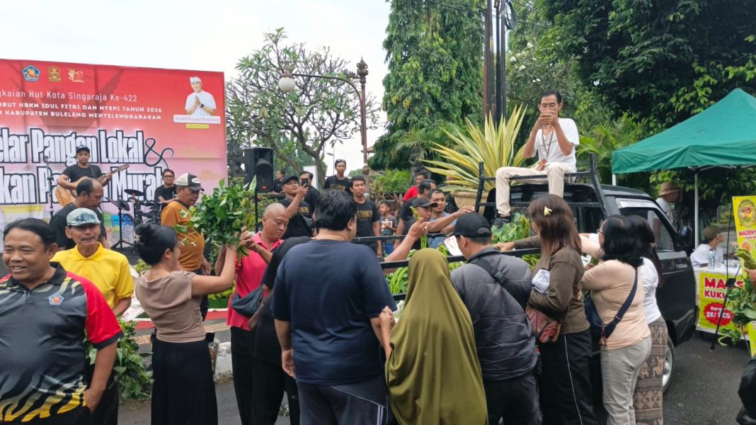 Berbagi Kangkung di CFD Singaraja, Warga Antusias Dapat Sayuran Gratis 