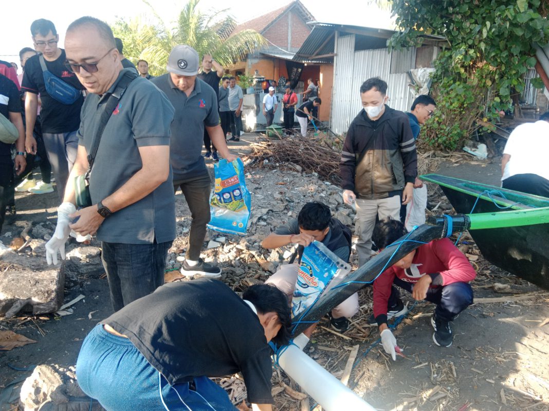 Pemkab Buleleng Gelar Gotong Royong Bersih Pantai dan Salurkan Bantuan Bagi Warga Terdampak Banjir di Kecamatan Banjar
