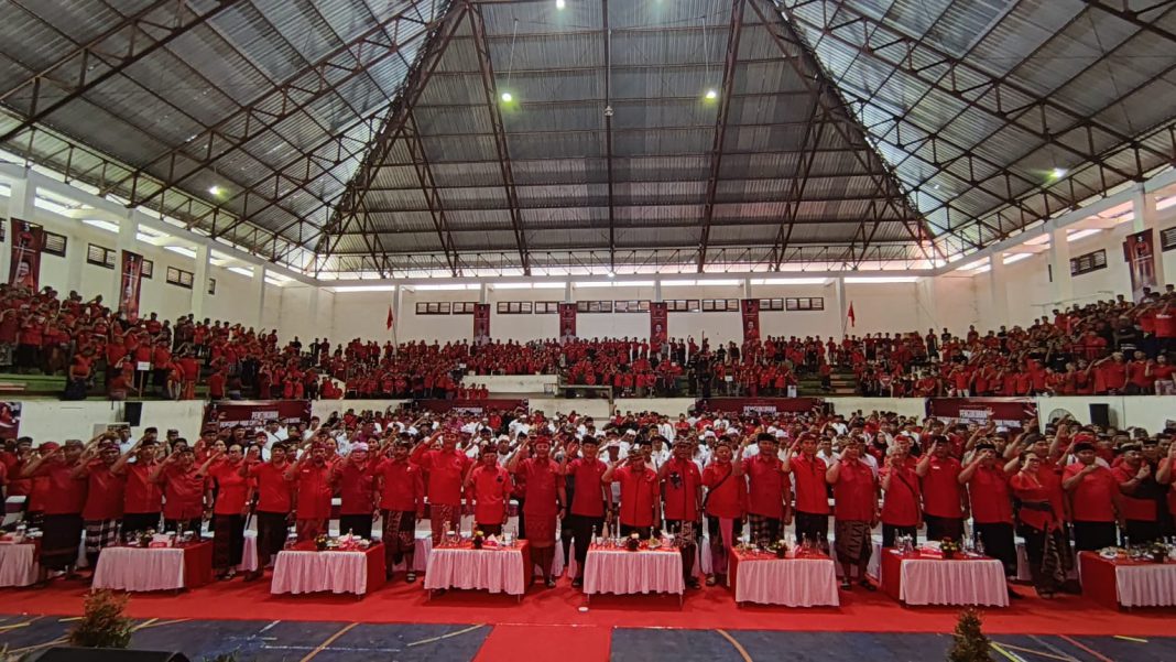 Koster Kukuhkan Ribuan Pengurus PDIP Buleleng hingga Tingkat Dusun