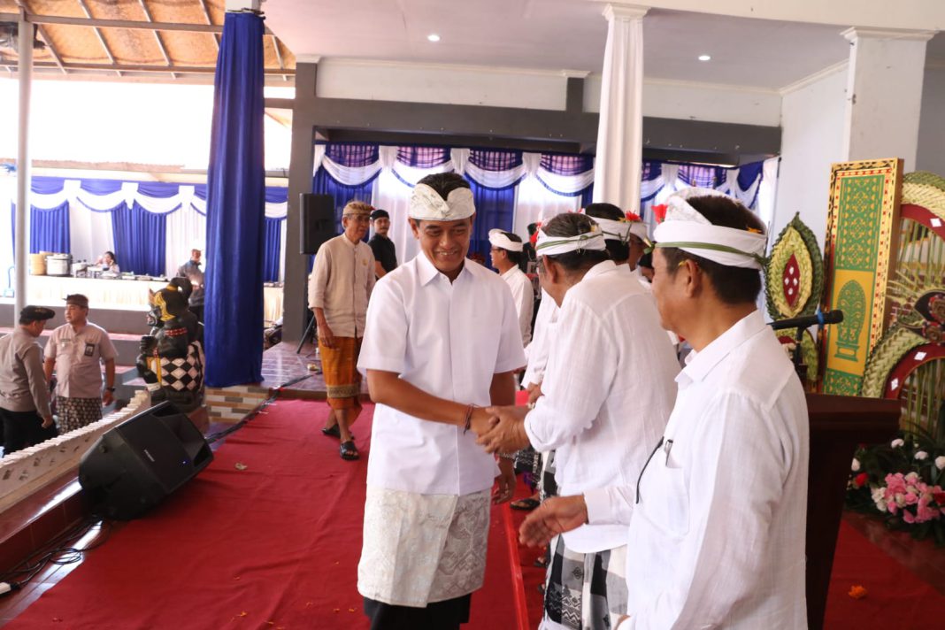 Prajuru Desa Adat Bondalem Dikukuhkan, Wabup Supriatna Tegaskan Peran Strategis Desa Adat