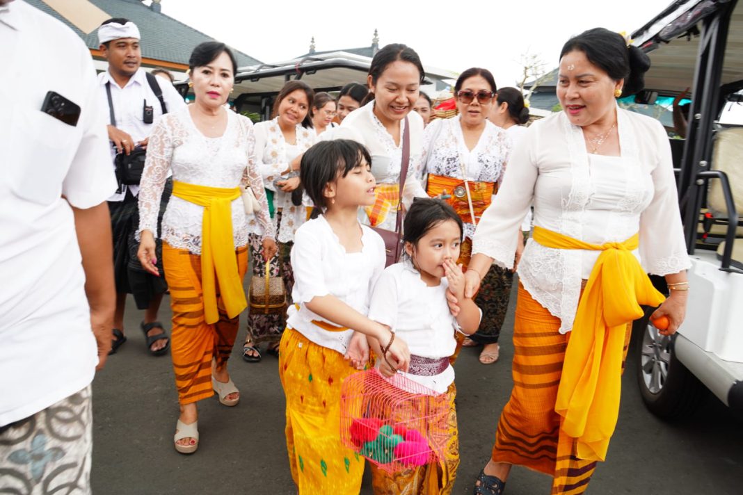 Ketua BKOW Bali Haturkan Sembah Bhakti di Besakih, Pemedek Meningkat pada Akhir Pekan