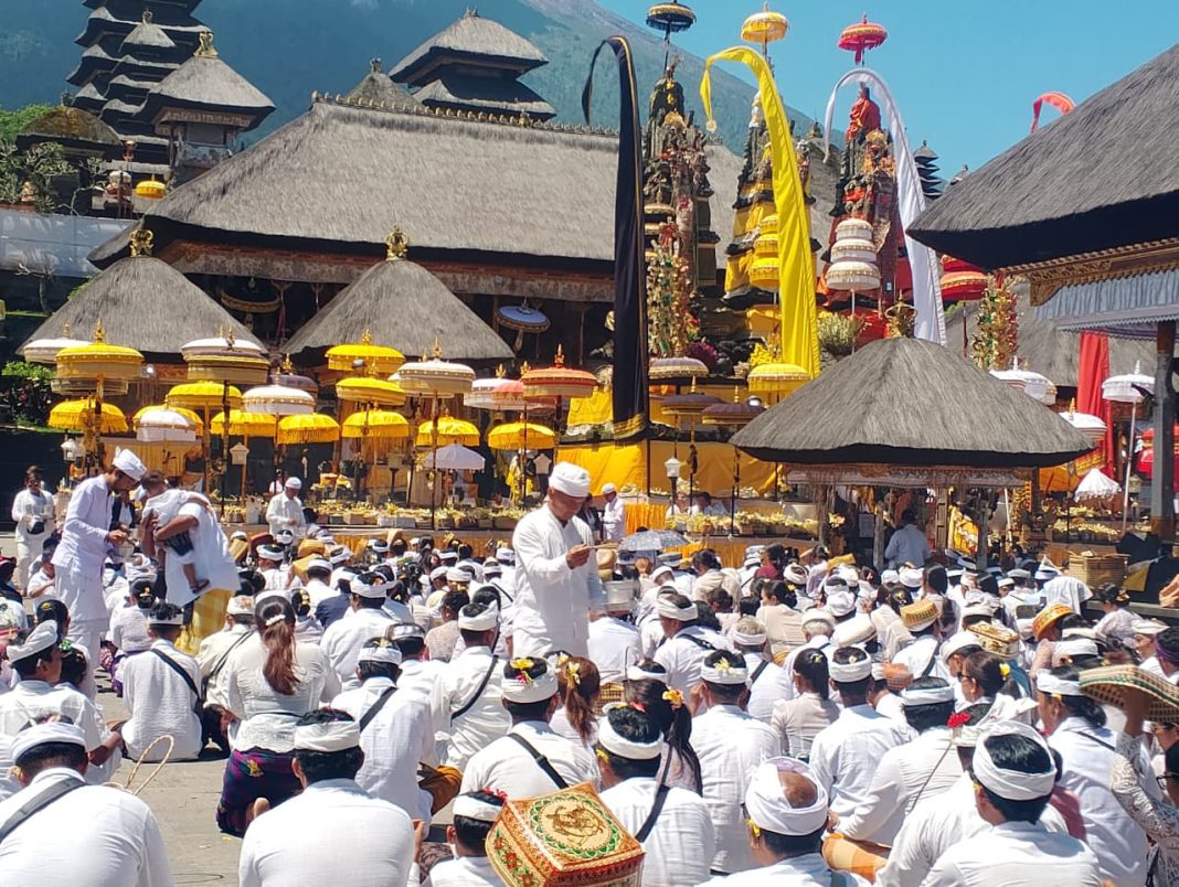 Hari ke-11 IBTK 2026, Pamedek di Pura Agung Besakih Capai hingga 28 Ribu Orang per Hari