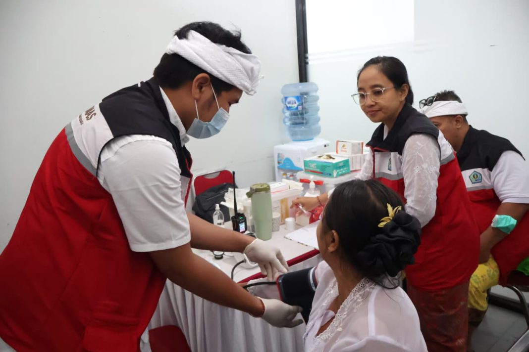 Pelayanan Pos Kesehatan 24 Jam di Kawasan Besakih Bantu Pemedek Selama Karya Ida Bhatara Turun Kabeh