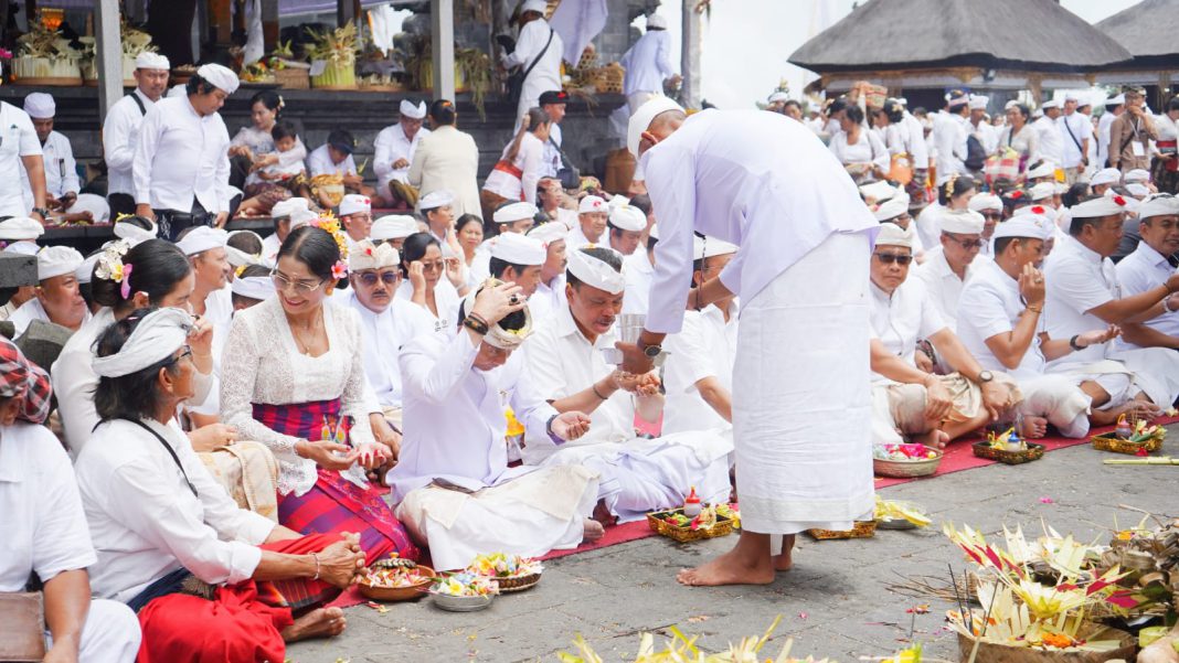 Hari Pertama IBTK 2026 di Besakih Lancar, Pengelola Antisipasi Kebersihan Arahan Gubernur Bali Tekankan Kenyamanan Pemedek hingga Detail Fasilitas