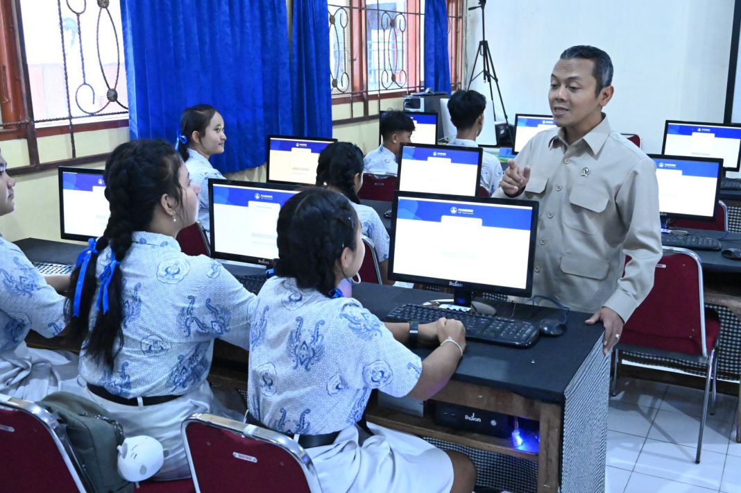 Tinjau Kesiapan TKA 2026 di Karangasem, Wamen Fajar Tekankan Pemahaman dan Kepercayaan Diri Siswa