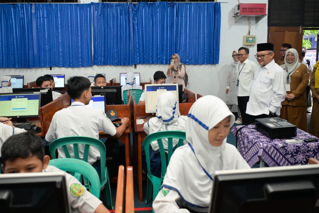 Mendikdasmen Tinjau Hari Pertama Pelaksanaan TKA SMP, Pastikan Berjalan Kredibel dan Lancar