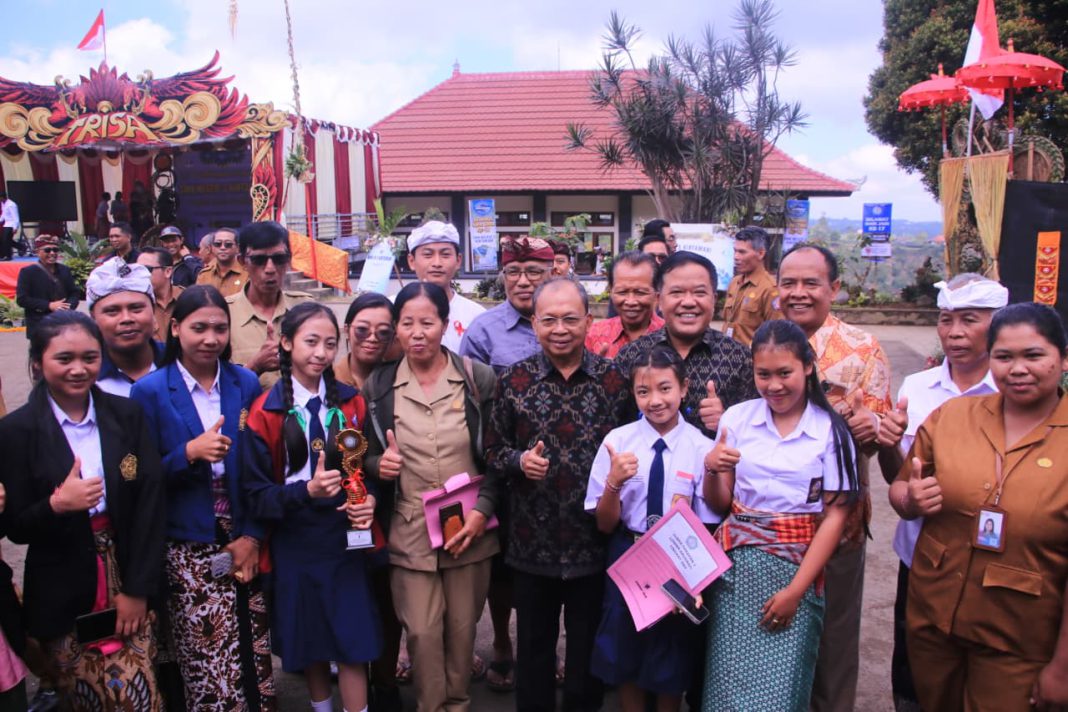 Wayan Koster Kobarkan Semangat Pendidikan di HUT SMKN 3 Kintamani, Ungkap Perjuangan dari Buruh hingga Gubernur Bali