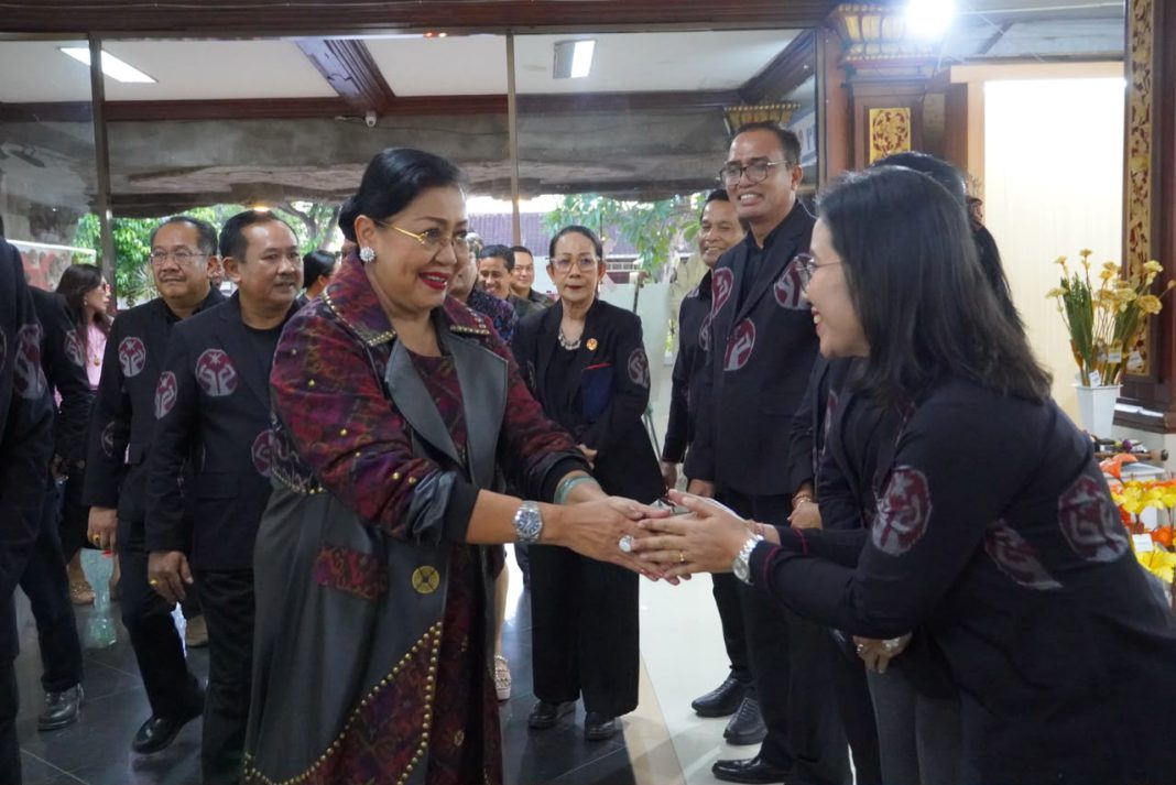 Putri Koster: Krisis Penenun Muda Ancam Masa Depan Endek Bali
