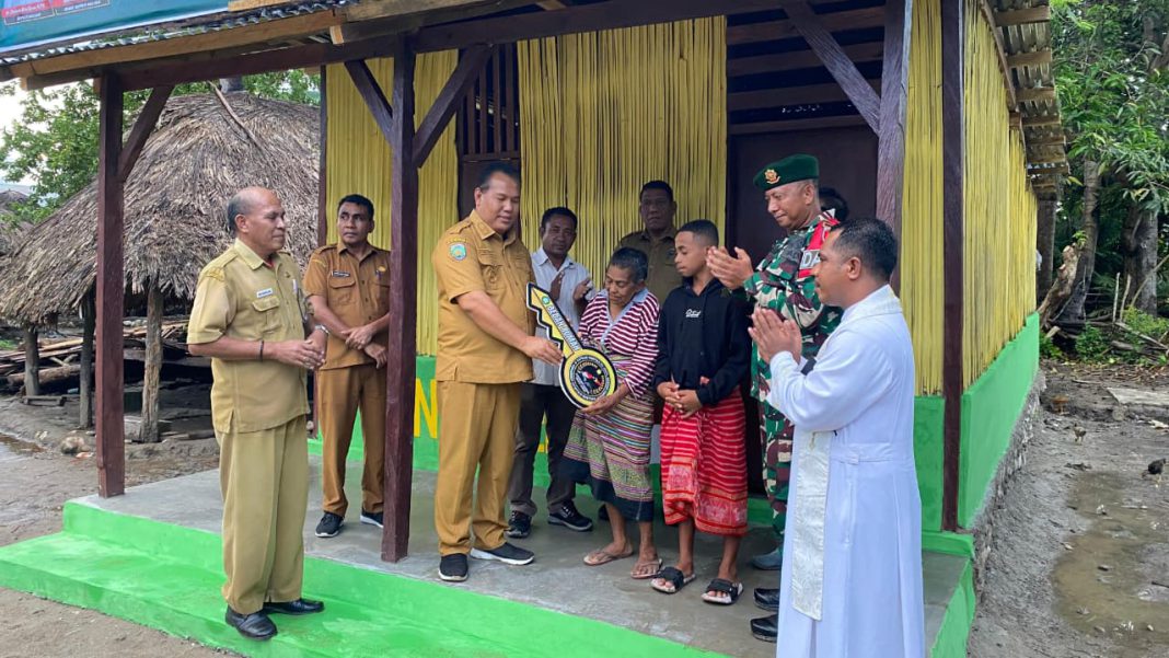 Satgas Yonarmed 12 Kostrad Bedah Rumah Warga Kurang Mampu di Wewiku-Malaka