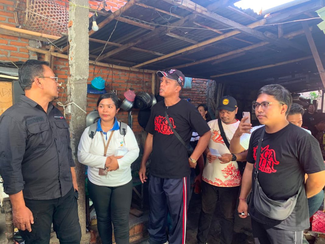 Wujud Transparansi, Kelurahan Penarukan Mulai Lakukan Penempelan Stiker di Rumah Penerima Bantuan Pemerintah