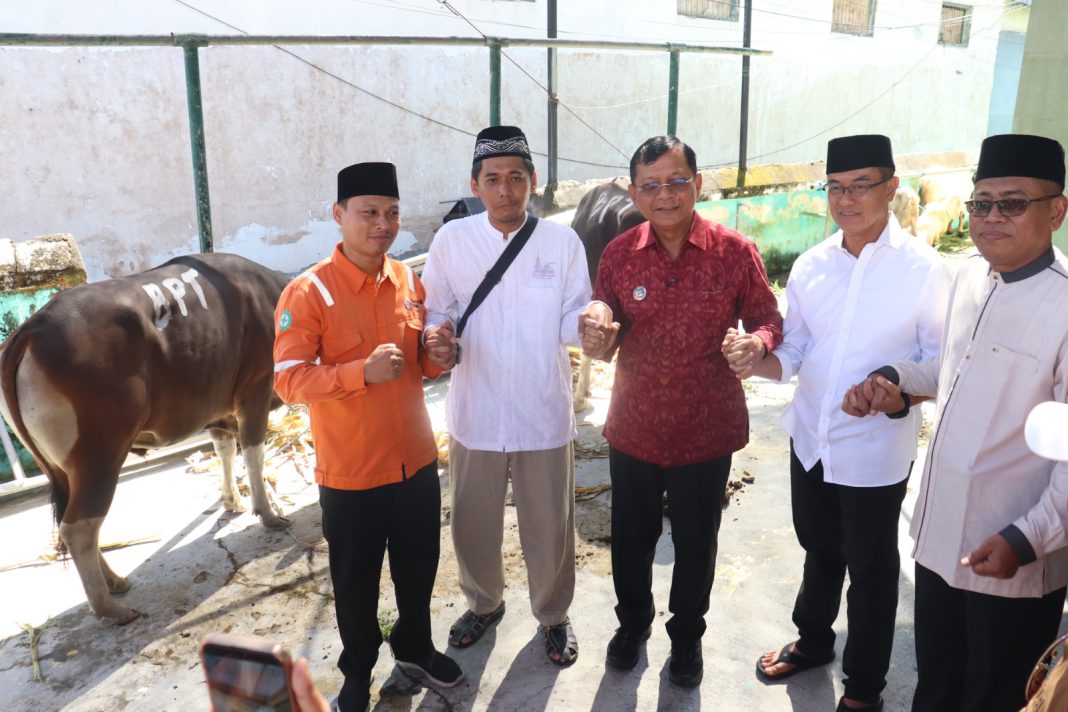 Bupati Sutjidra Serahkan Hewan Kurban, Perkuat Semangat Berbagi dan Harmoni di Buleleng