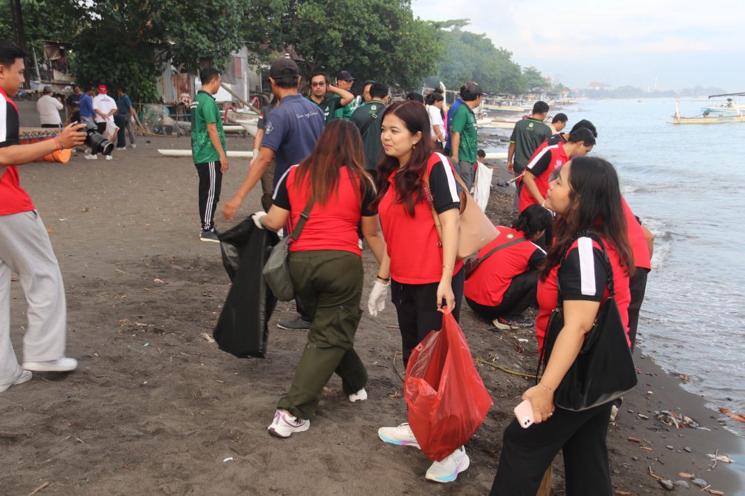 Pemkab Buleleng Libatkan Berbagai Elemen Masyarakat dalam Aksi Bersih Pantai Peringati Hari Lingkungan Hidup Sedunia