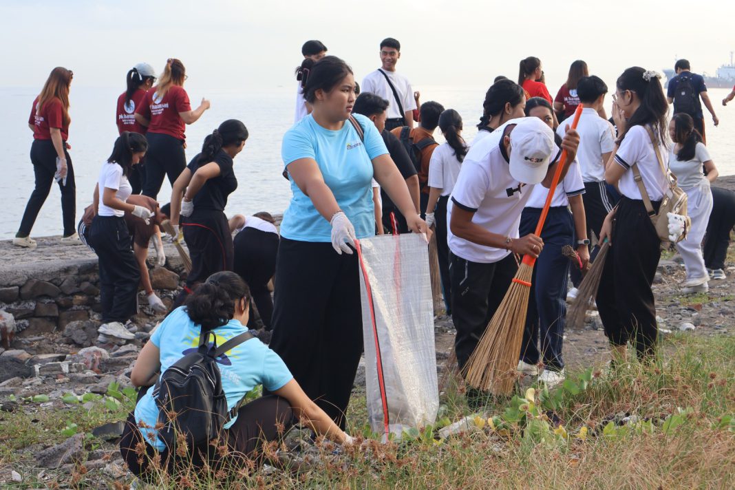 Disnaker Buleleng Perkuat Nilai Gotong Royong Melalui Aksi Bersih Pantai dan Bakti Sosial