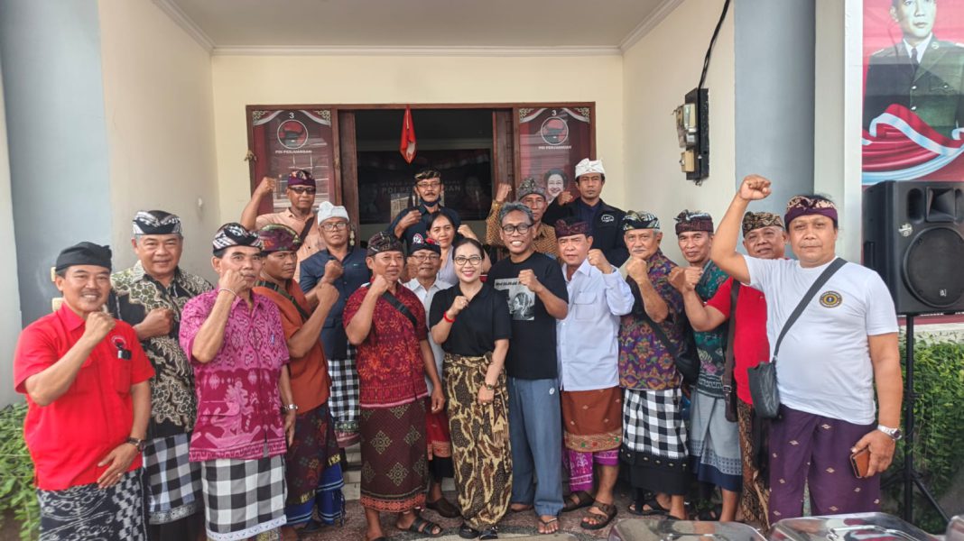 Jelang Galungan, 12 Ekor Babi dan Paket Sembako Dibagikan kepada Masyarakat di Buleleng 