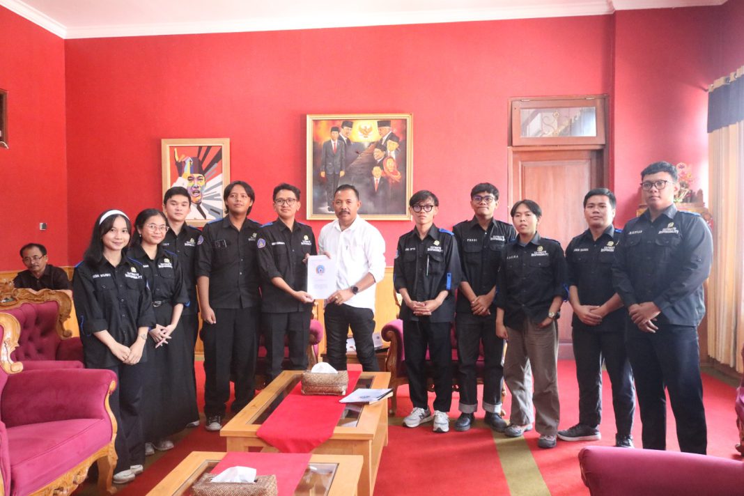 Ketua DPRD Buleleng Terima Audiensi DPM FHIS Undiksha Terkait RUU Polri dan BBM 