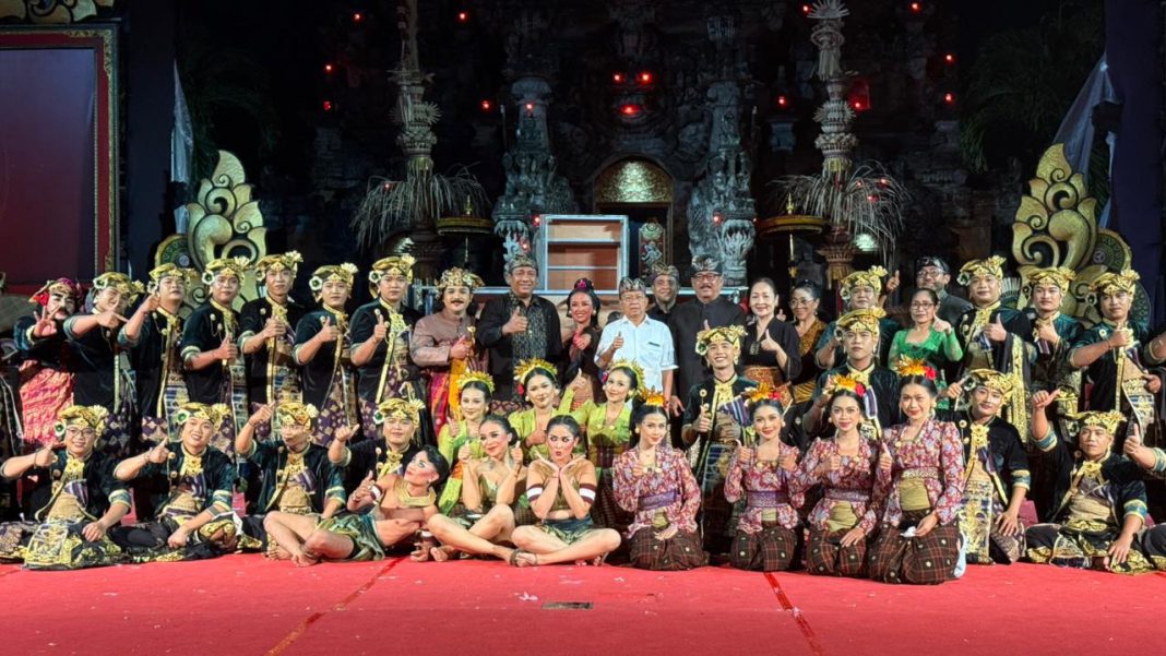 Bersama Ribuan Masyarakat, Gubernur Koster Saksikan Parade Gong Kebyar Dewasa Duta Kabupaten Gianyar dan Badung