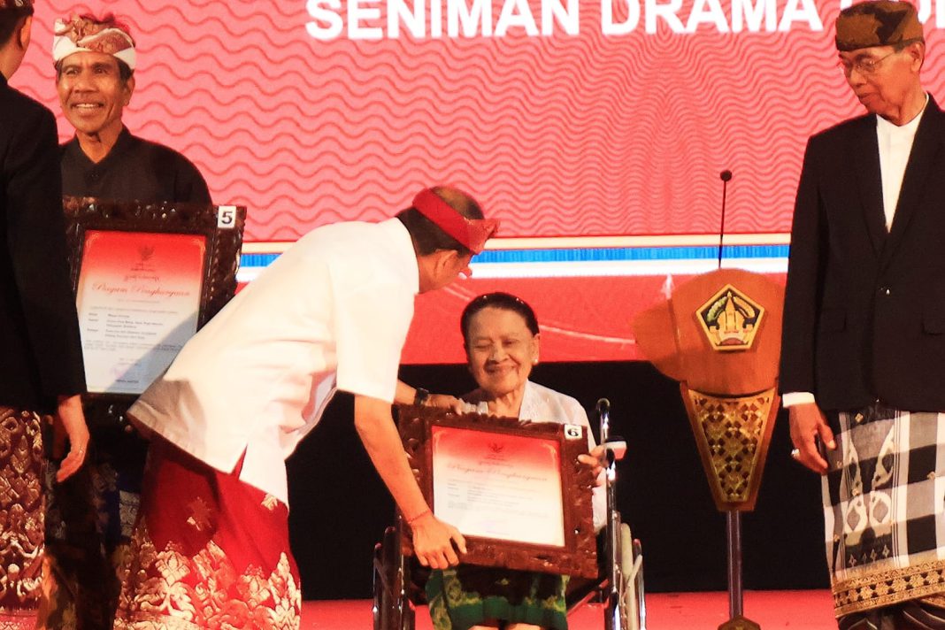 Gubernur Koster Anugerahi 12 Seniman, Budayawan, Pengabdi Seni Penghargaan Adi Sewaka Nugraha