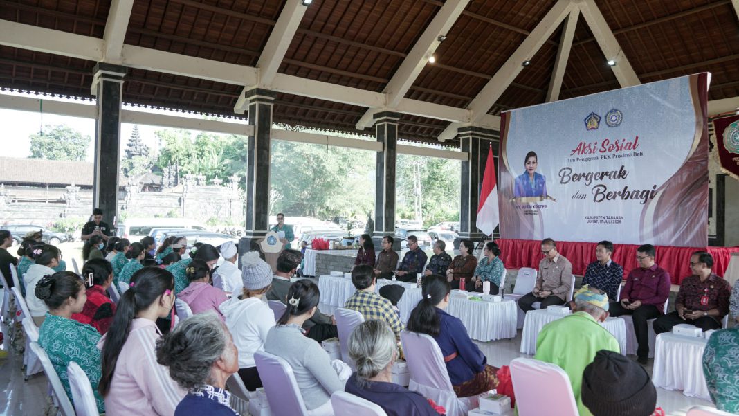 Sasar Tiga Kecamatan di Kabupaten Tabanan, Aksi Sosial TP PKK Serahkan Bantuan Sosial
