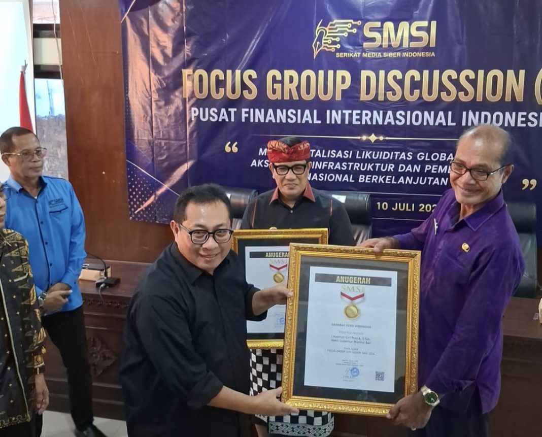 Wakil Gubernur Bali Raih Anugerah Sahabat Pers Indonesia dari SMSI