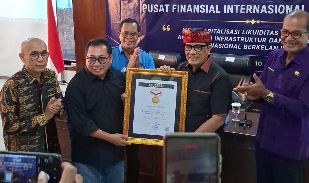 Bupati Tabanan Gede Sanjaya Raih Anugerah Sahabat Pers Indonesia dari SMSI Pusat