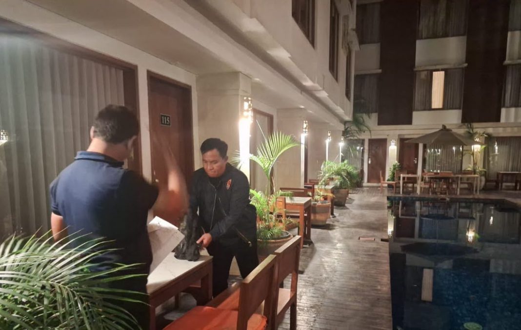Aparat Polsek Kuta saat melakukan pemeriksaan TKP di di Bali Sun Tropical Hotel & Spa, Jalan Lebak Bene, Legian, Kuta, Bali, Sabtu (11/07/2026). Foto: Polresta Denpasar