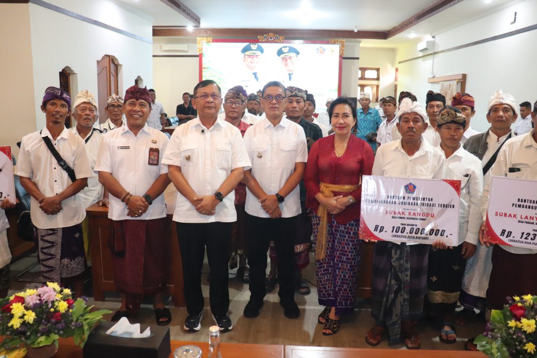Perkuat Ketahanan Pangan Daerah, Bupati Buleleng Serahkan Bantuan Pertanian Kepada 30 Subak