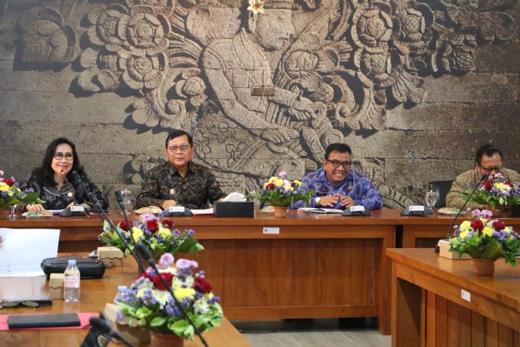 Bupati Buleleng Siapkan Surprise untuk Apresiasi Antusiasme Ribuan Peserta Lomba Perahu Layar Mini Lovina Festival