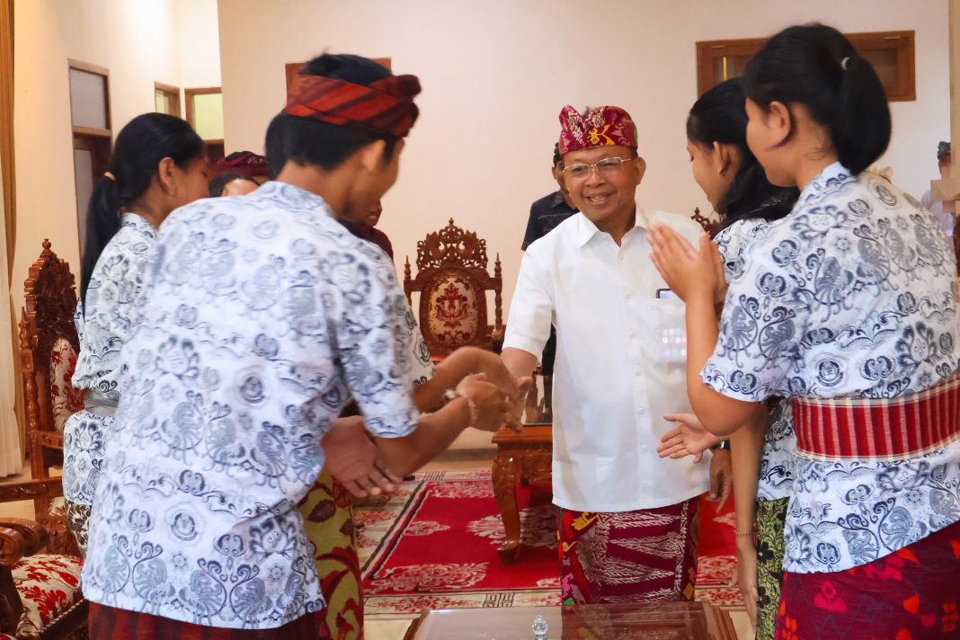 Keren’, Gubernur Koster Apresiasi Siswa SMKN 1 Amlapura, Kalahkan 88 Sekolah dan Tembus Final LCC Empat Pilar MPR RI