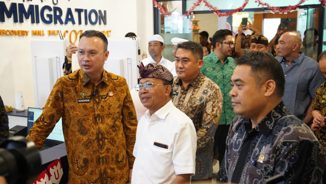 Dirjen Imigrasi, Hendarsam Marantoko didampingi Gubernur Bali saat meninjau layanan Immigration Lounge di lantai 3 Discovery Mall Kuta Bali, Kamis (27/08/2026) petang. Foto: The East Indonesia/ Ambros Boli Berani
