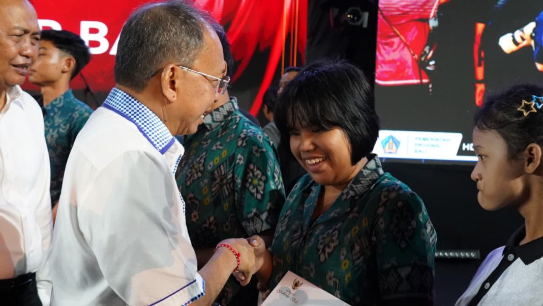Rayakan Rahina Tresna Asih, Gubernur Koster Serahkan Tali Kasih untuk 30 Pelajar