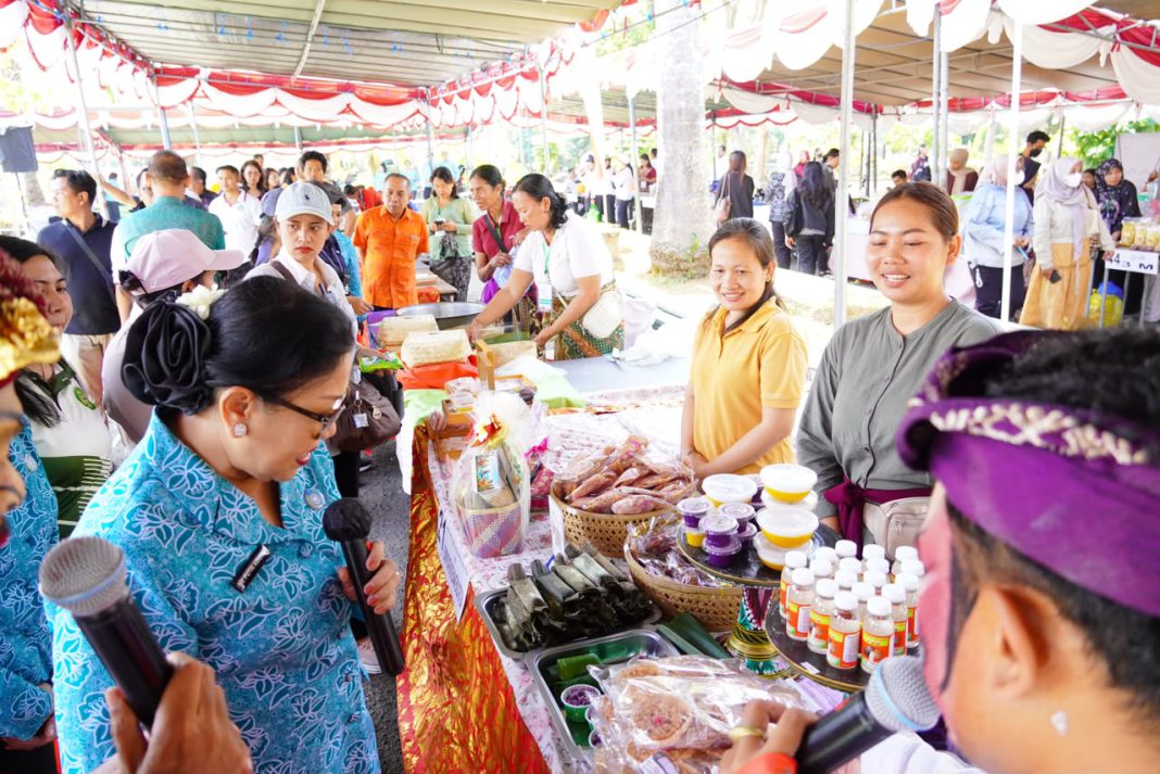 Pasar Rakyat TP PKK Bali di Jembrana, Putri Koster Dorong UMKM dan Berbagi dengan Warga