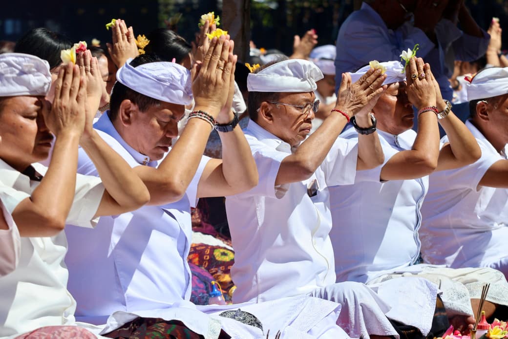 Perkuat Pembangunan Sekala-Niskala, Pemprov Bali Ngaturang Pekeling di Pura Agung Besakih