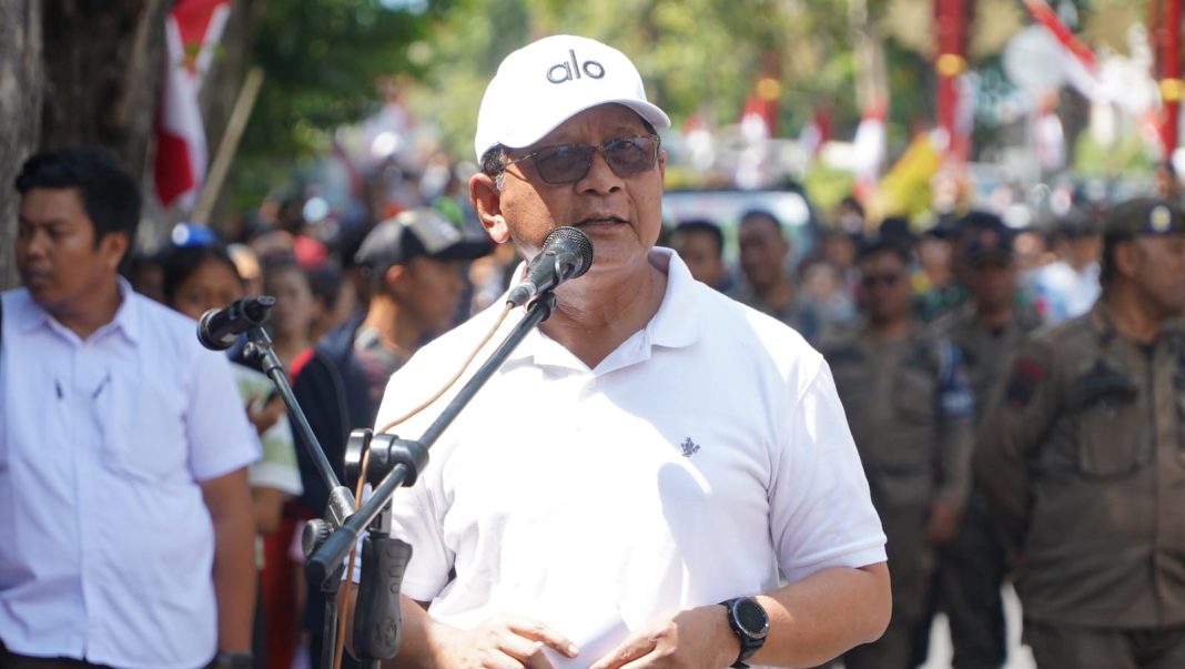 Lepas Peserta Gerak Jalan 8 Kilometer Tingkat SMP, Bupati Sutjidra Tanamkan Jiwa Patriot dan Rasa Nasionalisme Untuk Generasi Muda