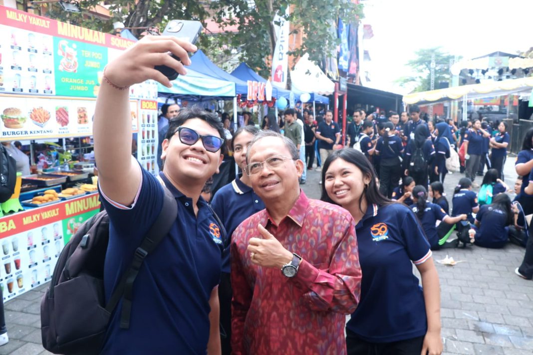 Gubernur Koster Hadiri Puncak Dies Natalis ke-59 Fakultas Ekonomi & Bisnis Unud