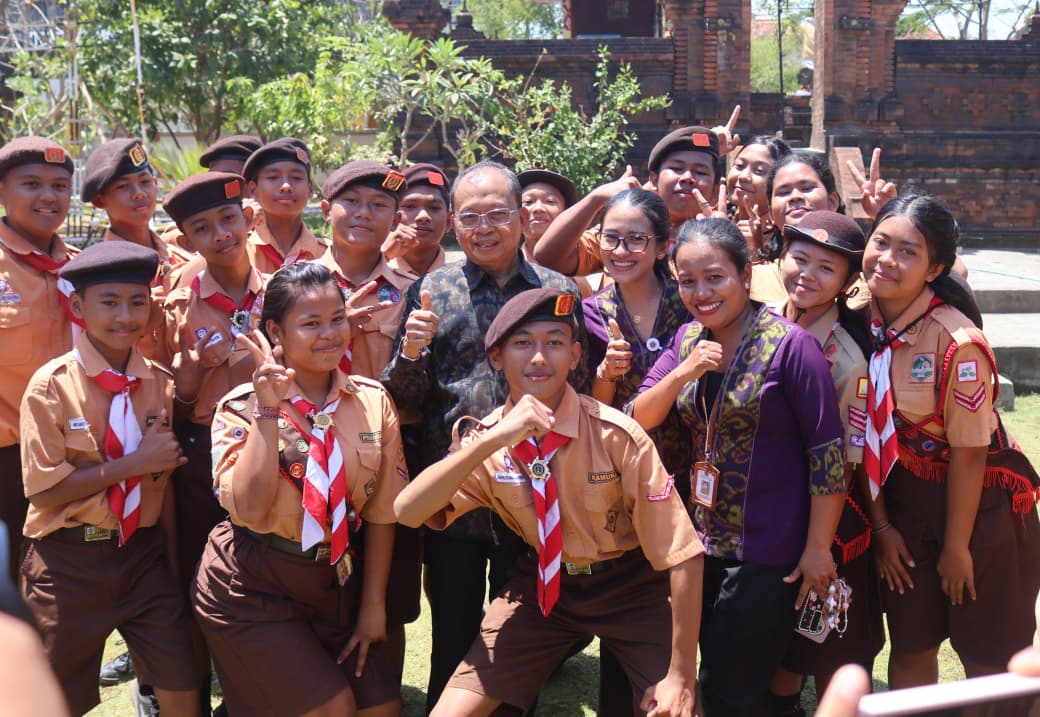 Gubernur Wayan Koster Traktir Siswa SMPN 13 Denpasar Nasi Jinggo, Pesan: Jadilah Pemimpin Bali Masa Depan