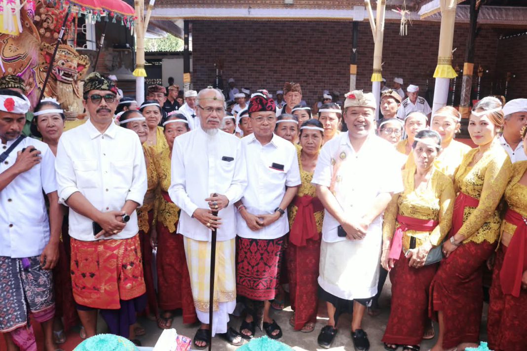 Gubernur Koster Hadiri Karya di Pura Dadia Gelgel Aan, Tegaskan Komitmen Mengawal Pembangunan dan Menjaga Kedekatan dengan Krama Bali