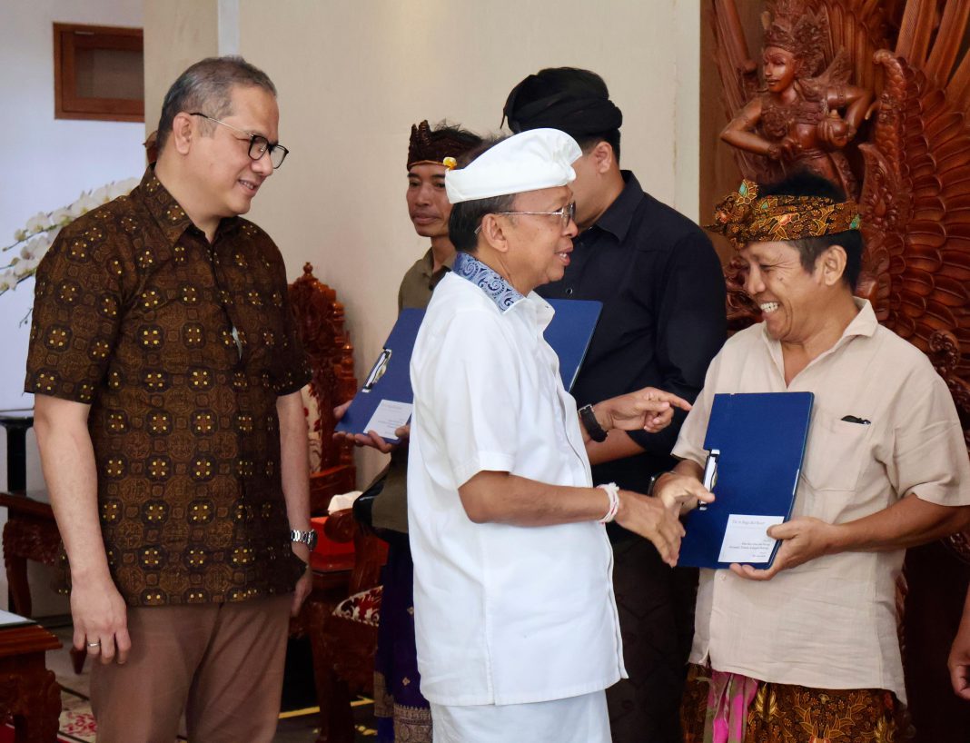 Gubernur Wayan Koster Serahkan CSR St Regis untuk Pelestarian Seni dan Budaya Bali